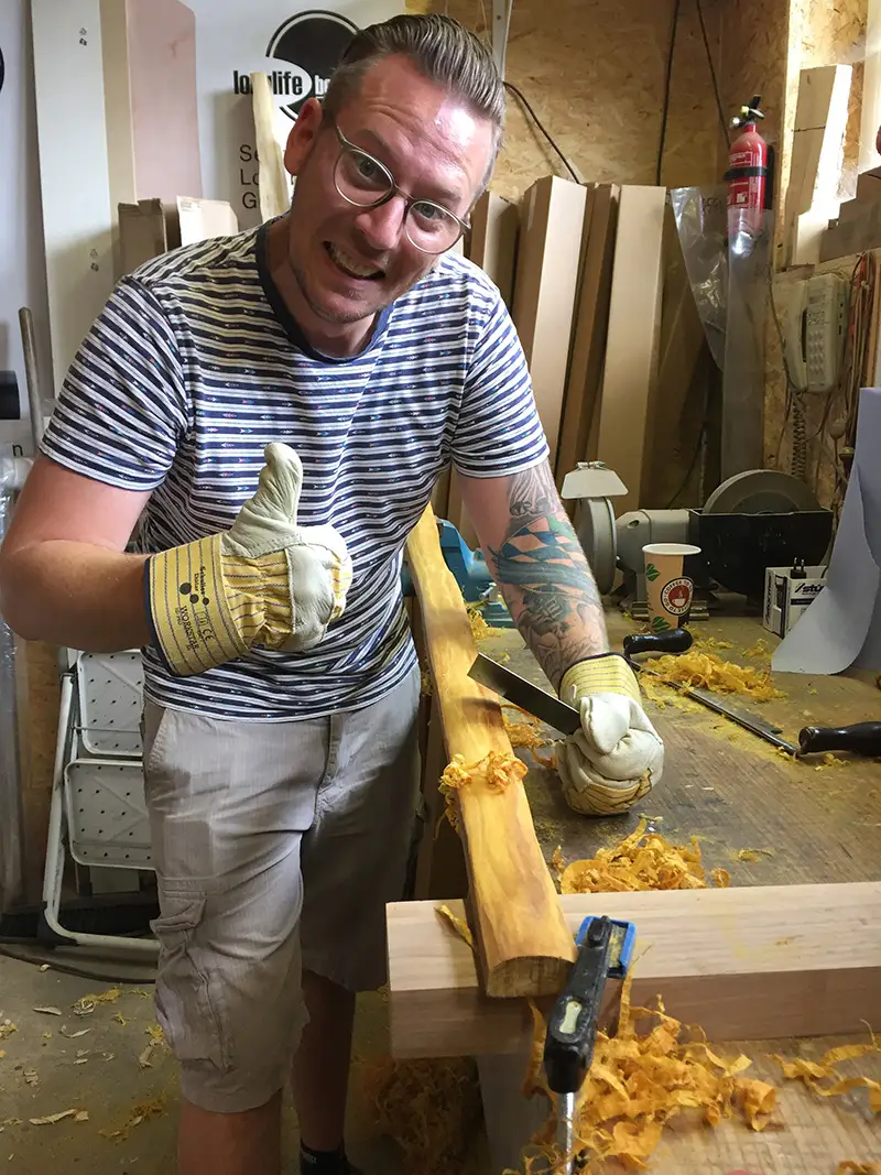 Mann baut einen Bogen