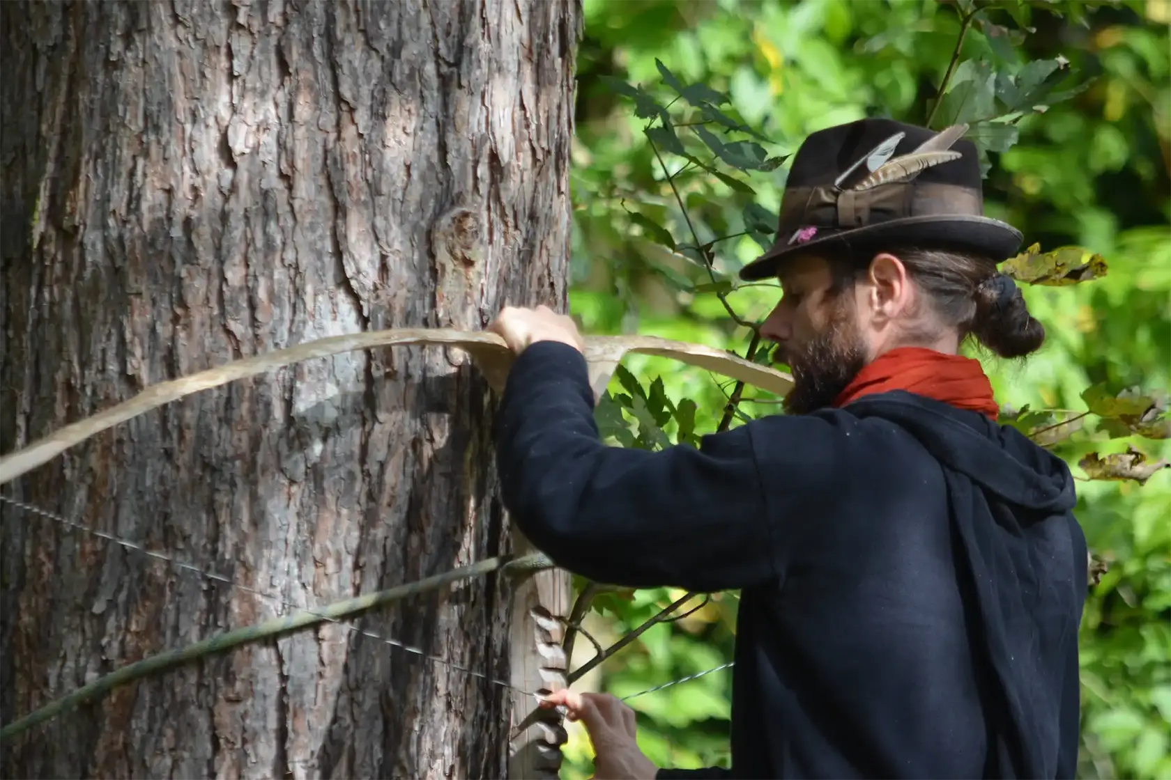 Mann baut einen Holzbogen