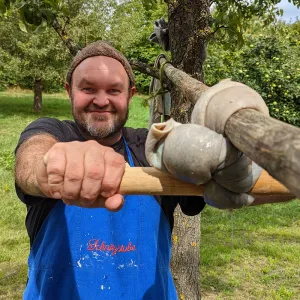 Mann dr&uuml;ckt Wasser aus Naturleder