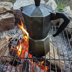 Kaffee kocht auf Lagerfeuer