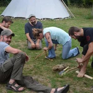 Menschen &uuml;ben das Feuer bohren