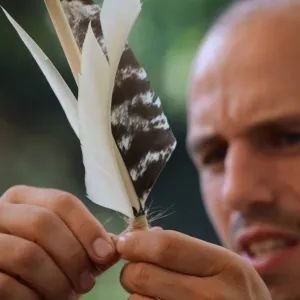 Mann baut einen Pfeil