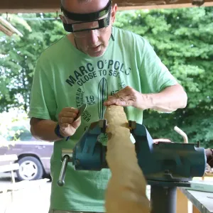 Mann baut einen traditionellen Bogen