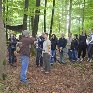 Menschen besuchen einen Kurs im traditionellen Bogenschie&szlig;en