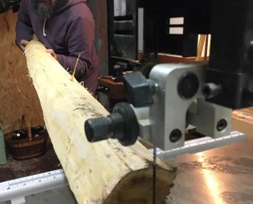 Holz wird auf Bands&auml;ge ges&auml;gt