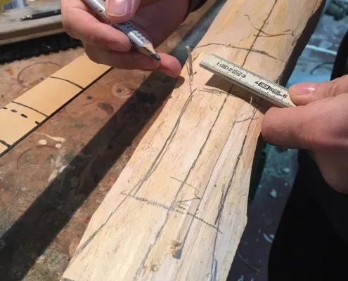 Werkstatt und ein Holzbogen wird aufgezeichnet